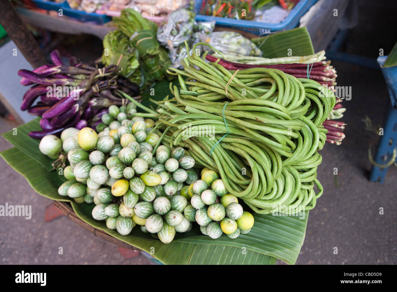Chinesische langen Bohnen, Thai Auberginen und anderen Produkten im Markt gestapelt Stockfoto