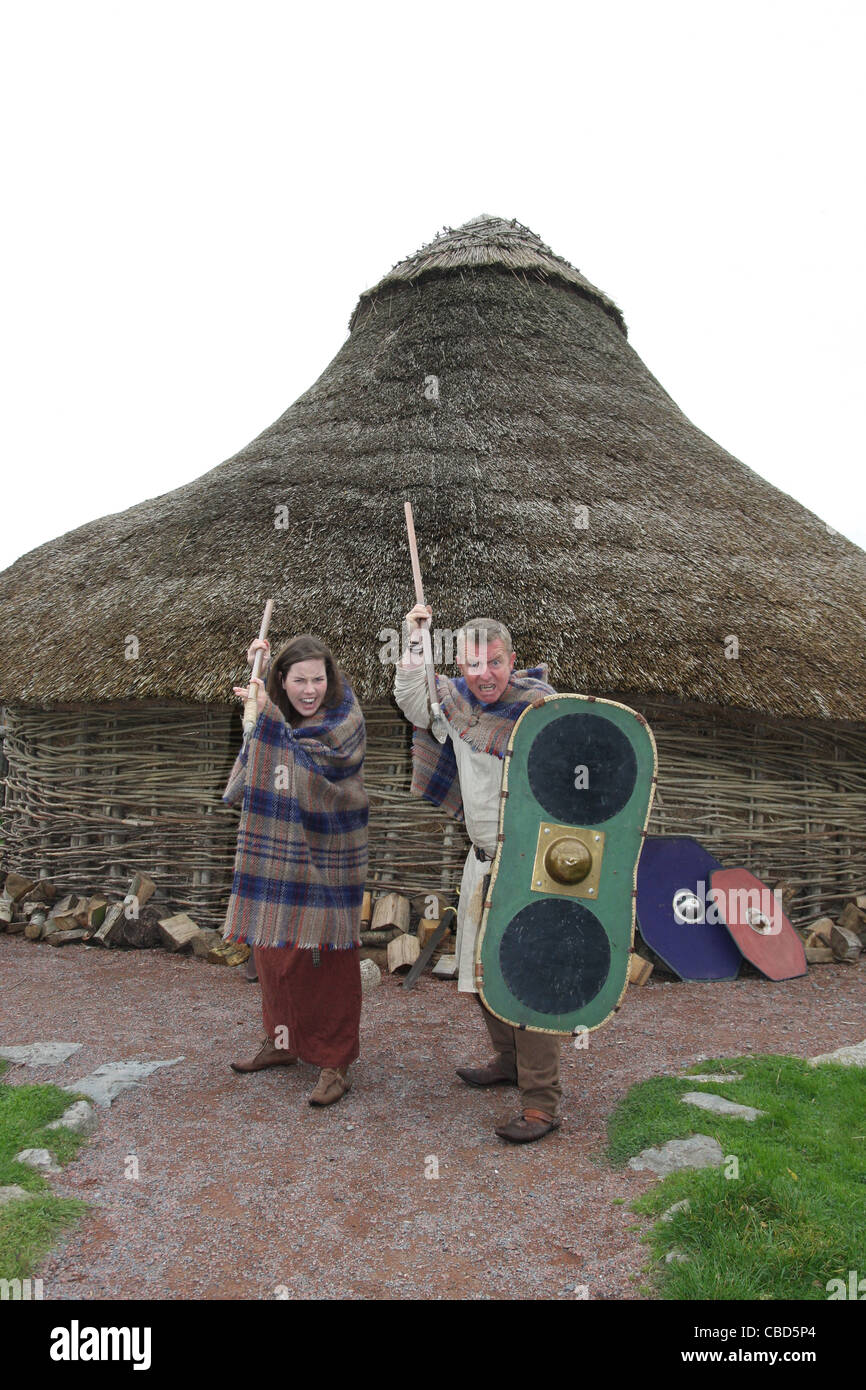 Keltische Zeichen an den Wiederaufbau der Eisenzeit, die Wohnung im Zentrum von Navan und Fort in der Nähe von Armagh in Nordirland. Stockfoto