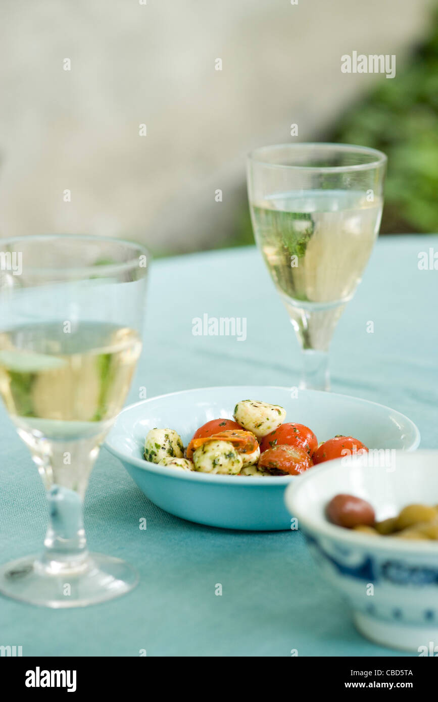 Caprese-Salat serviert mit Weißwein Stockfoto