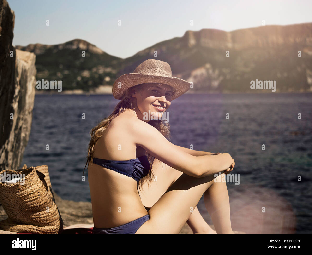 Lächelnde Frau am Strand Stockfoto