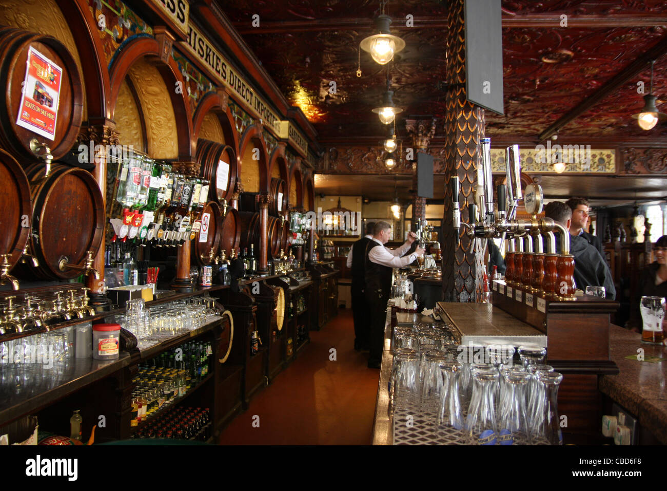 Der Crown Liquor Saloon ist ein Wirtshaus in Belfast, Nordirland, befindet sich in der Great Victoria Street. Stockfoto