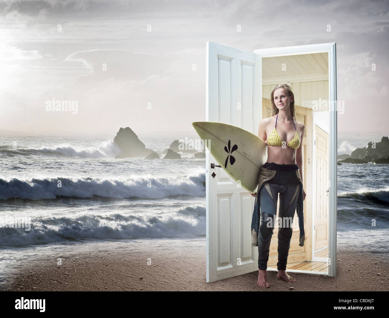 Frau aus Tür am Strand Stockfoto