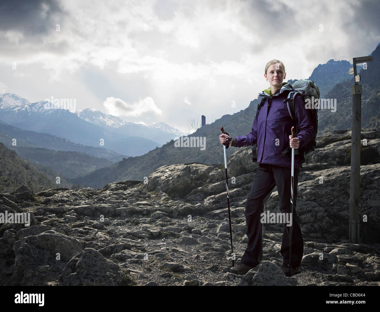 Wanderer zu Fuß auf felsigen Landschaft Stockfoto