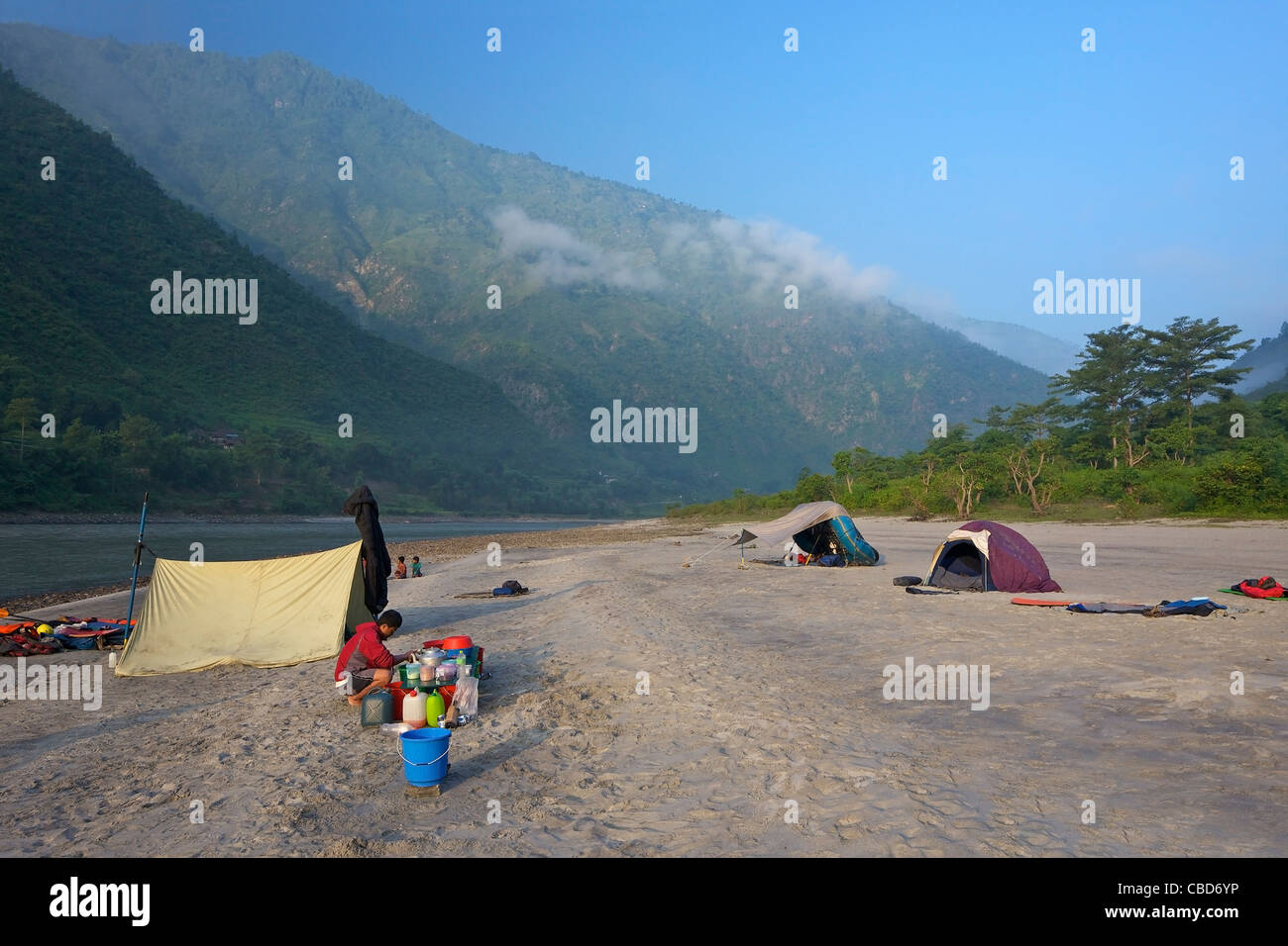 Camping über Nacht auf Wildwasser-rafting-Tour auf Sun Kosi Fluß, Nepal, Asien Stockfoto