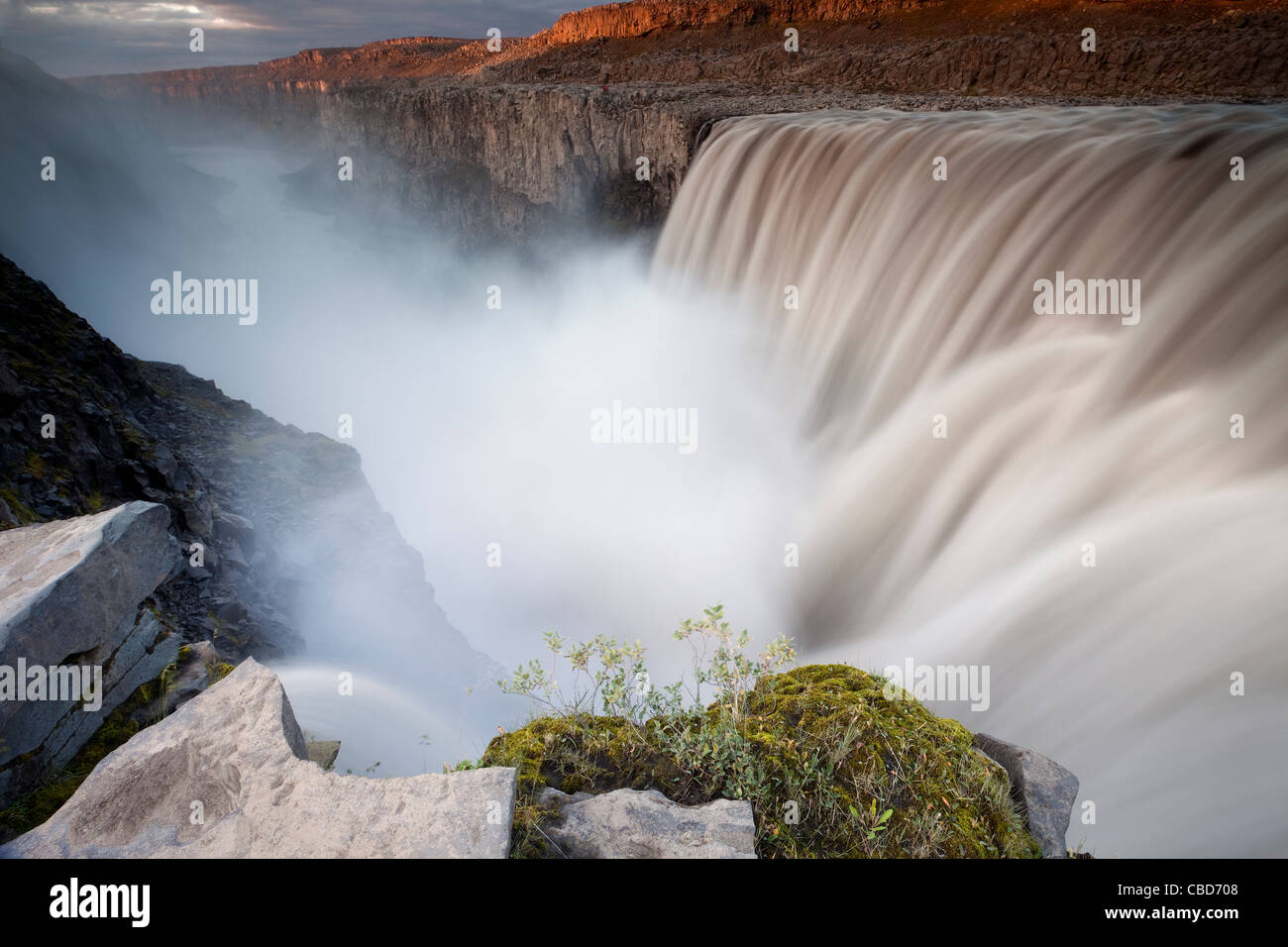 Wasserfall über ländliche Landschaft Stockfoto
