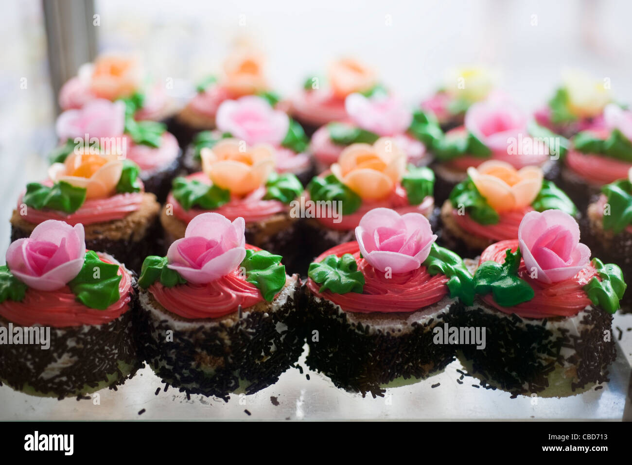 Kuchen mit Zuckerguss und Streusel verziert Stockfoto