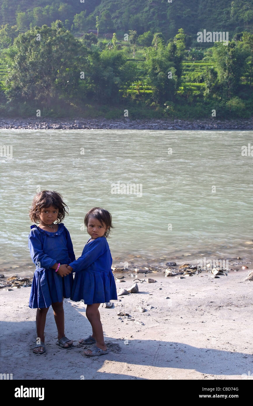 Nepalesische Kinder auf Sun Kosi Fluß, Nepal, Asien Stockfoto