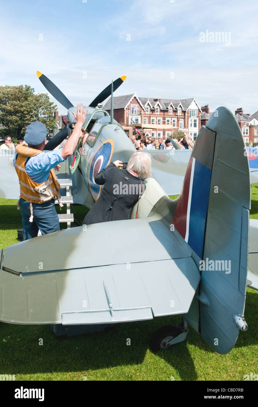 'Die Lytham Spitfire' Full-Size-Glasfaser Replik Flugzeuge an eine öffentliche Zurschaustellung auf Lytham Green, Lytham St Annes, Lancashire Stockfoto