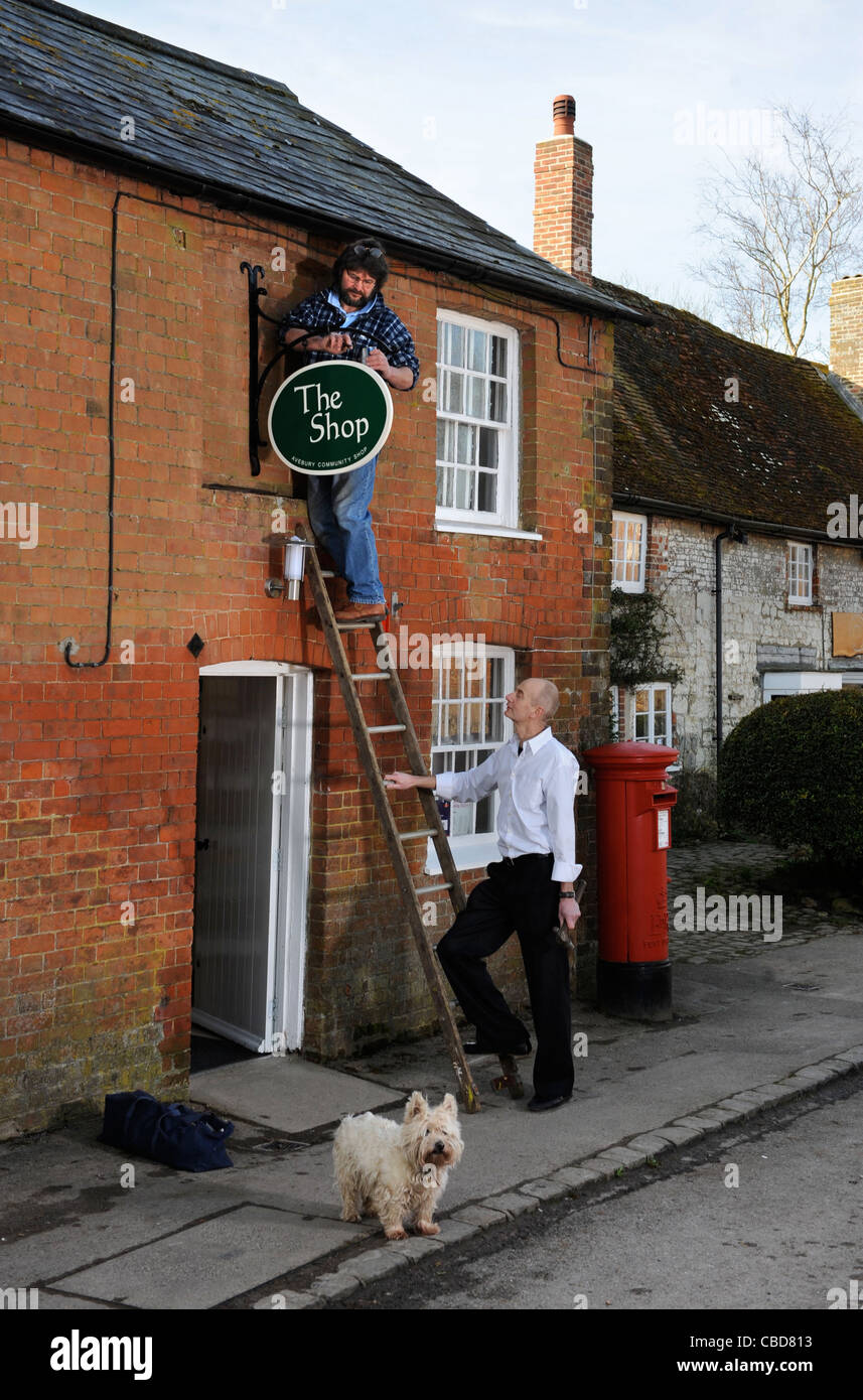 Schmied Keith Mahoney behebt Avebury Dorf Shop anmelden, bevor es am Sonntag Morgen Wiltshire UK (15. März 2009) öffnet Stockfoto