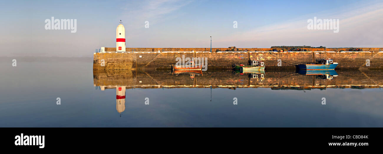Panorama der Leuchtturm, Hafen, Boote mit Meer und Wasserreflexion in Port st. Mary auf der Isle Of Man Stockfoto