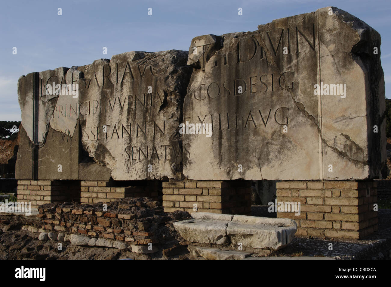 Inschrift in einem Stein. Das Forum Romanum. Rom. Italien. Stockfoto