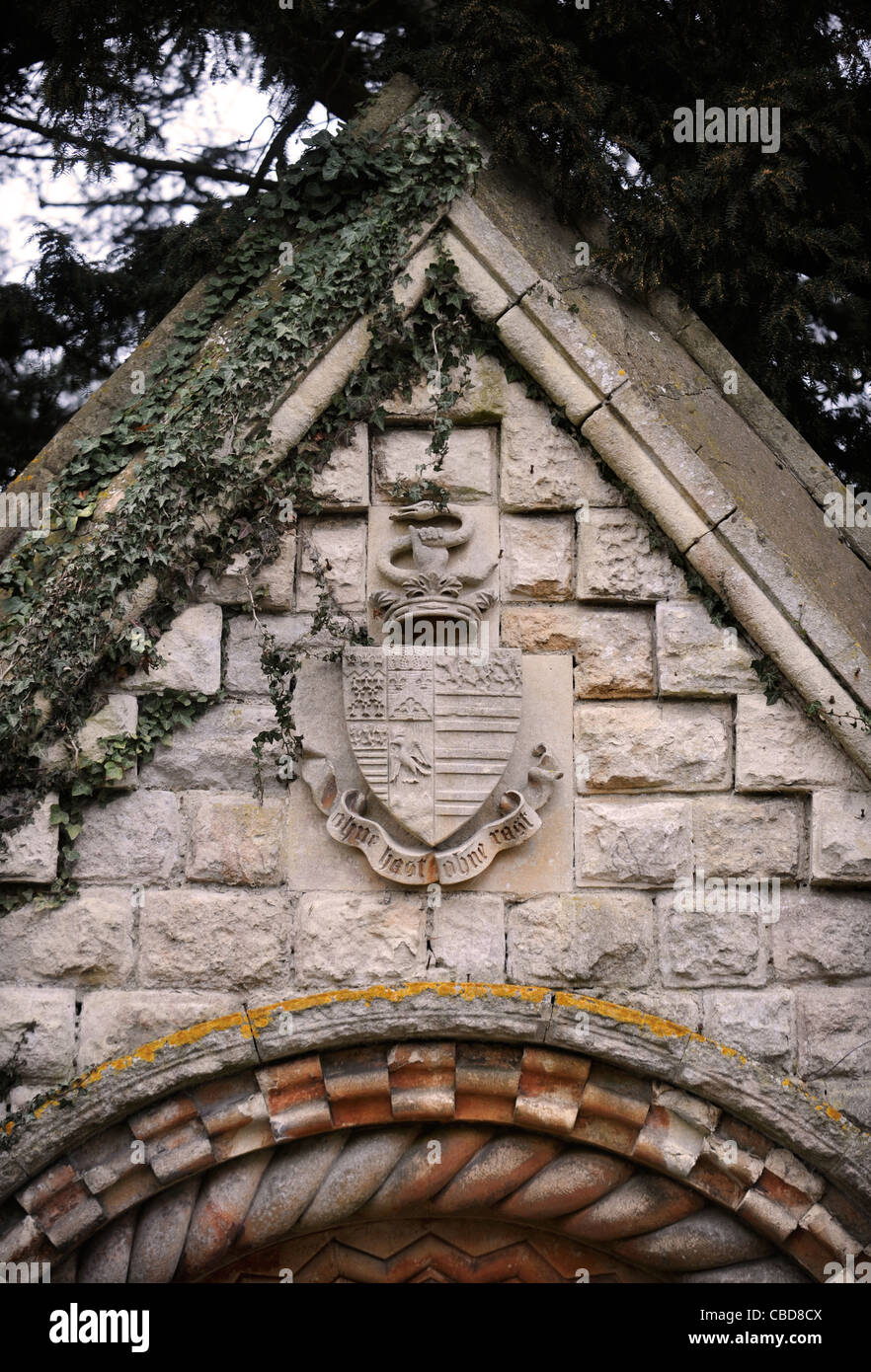 Wappen über eine Tür in der Außenwand bei Devizes Schloss mit dem deutschen Motto "Ohne Hast Ohne Rast", Wiltshire UK Stockfoto