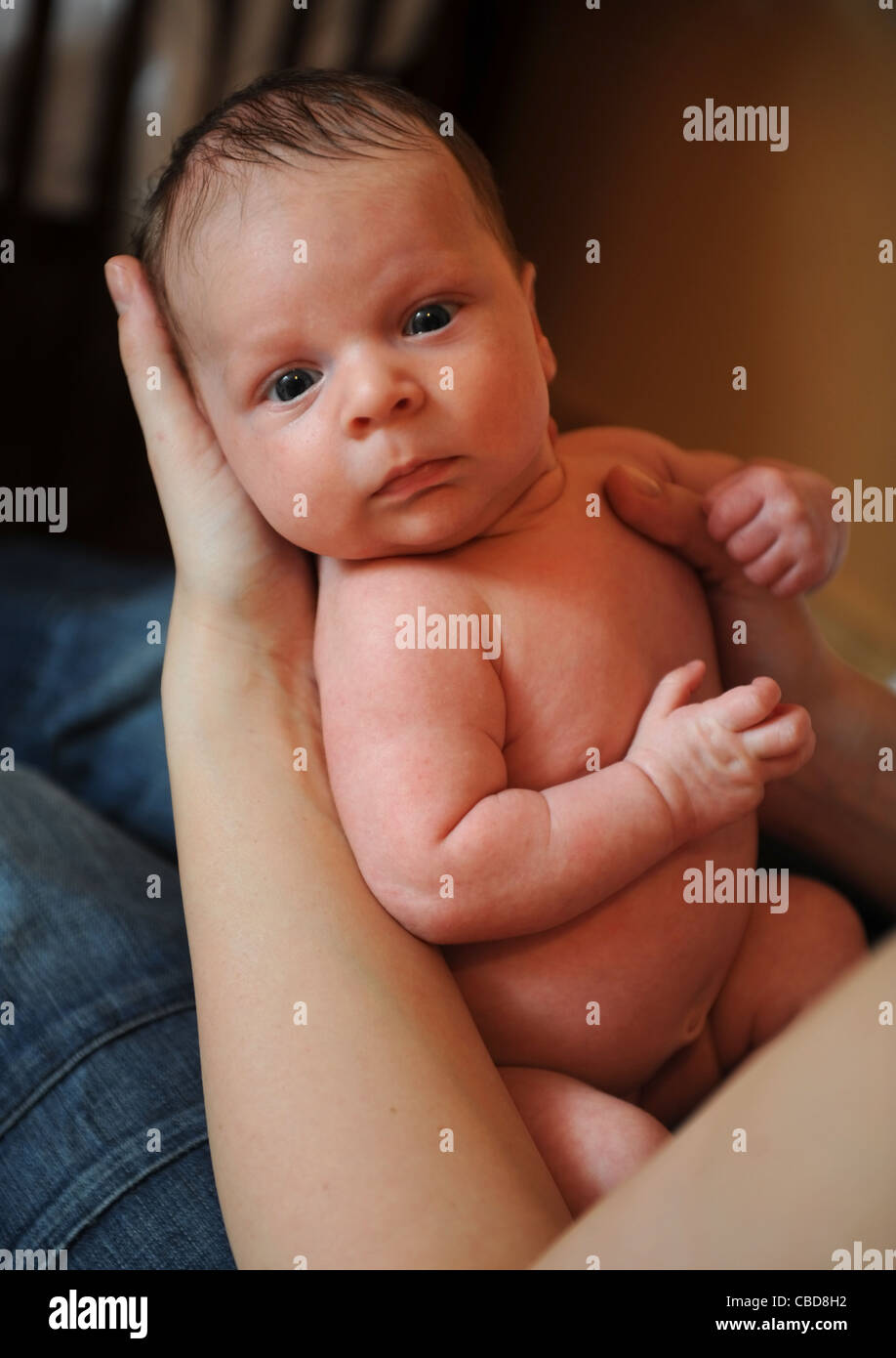 Ein ein Monat alt Baby junge mit seiner Mutter UK Stockfoto