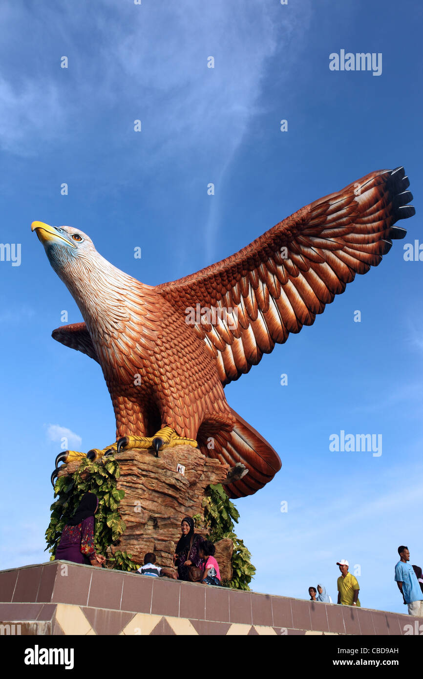 Eagle Square und die riesige Skulptur einen Seeadler auf Langkawi am Wasser. Langkawi, Kedah, Malaysia, Süd-Ost-Asien, Asien Stockfoto