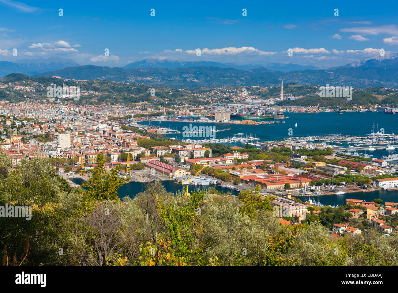 Blick auf Porto della Spezia und Golfo della Spezia von Campiglia Dorf, Provinz La Spezia, Ligurien, Italien, Europa, Stockfoto