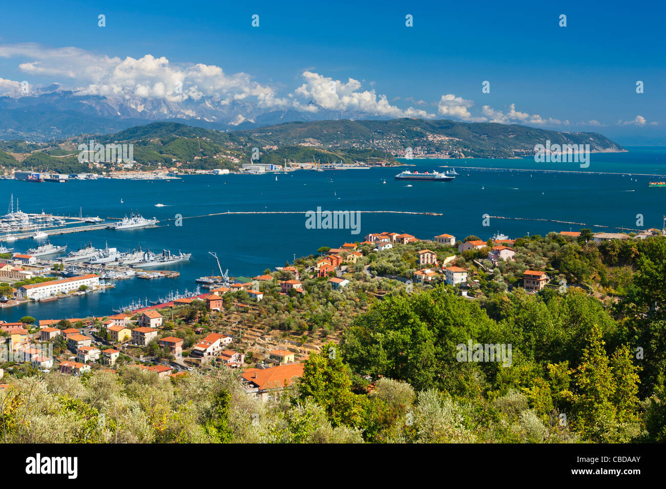 Blick auf Porto della Spezia und Golfo della Spezia von Campiglia Dorf, Provinz La Spezia, Ligurien, Italien, Europa, Stockfoto