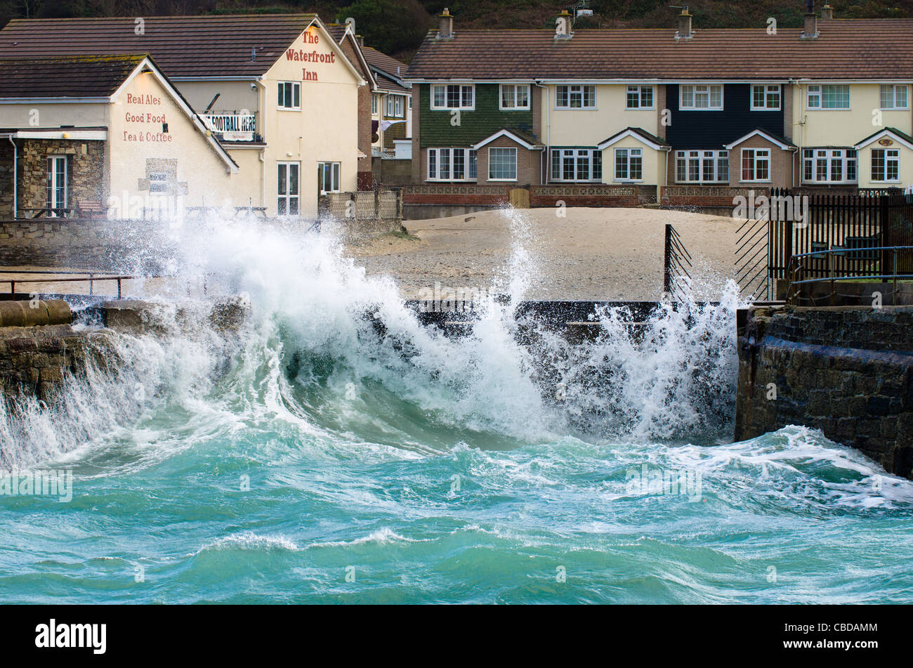 Portreath, auf der Nordküste von Cornwall, zwischen Newquay und St Ives, zeigt den inneren Harbour bei rauem Wetter Stockfoto