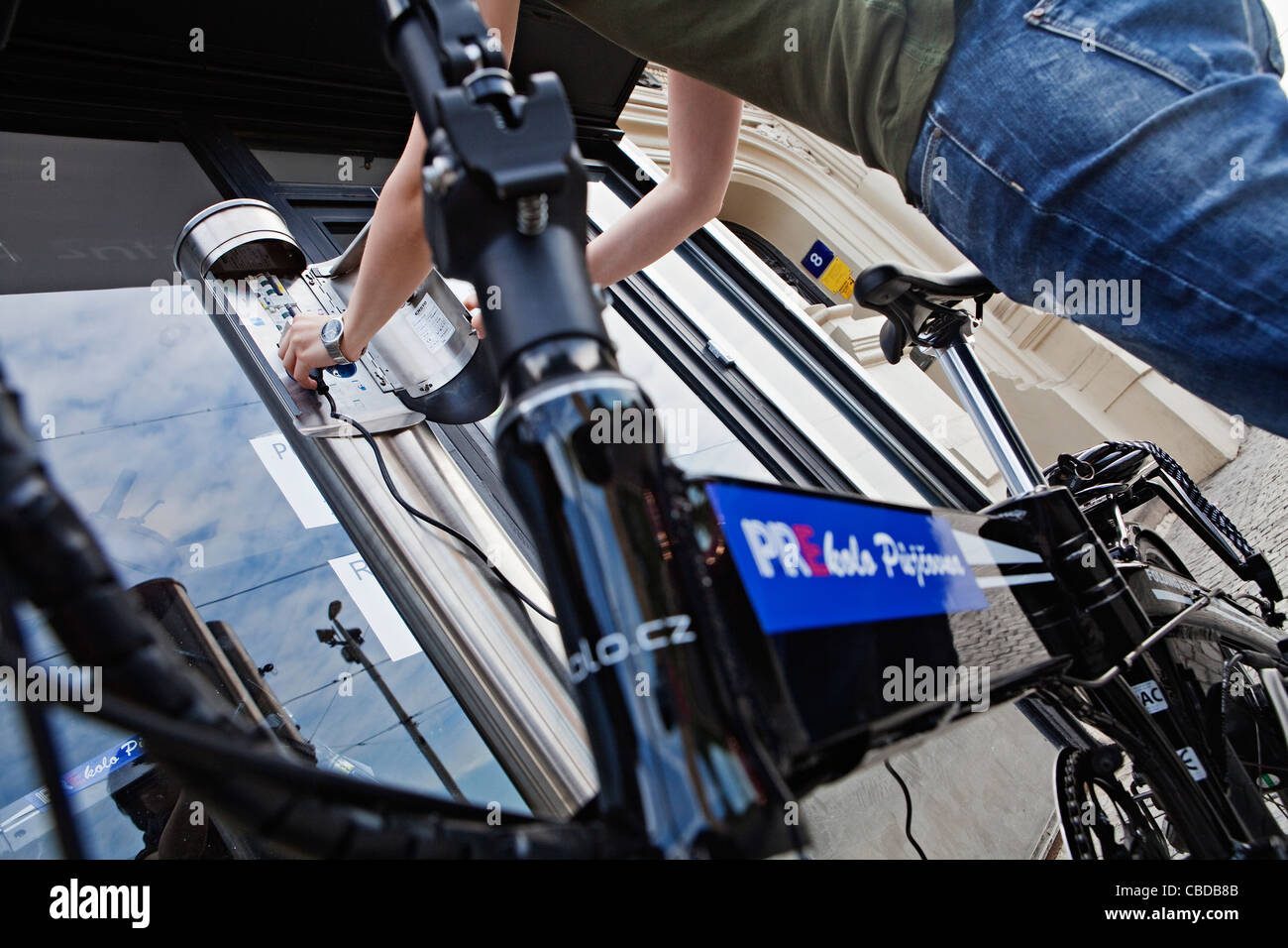Elektrisches Fahrrad, angetrieben Elektro Fahrrad, Radfahrer, städtisch, Stadt, Verkehr. (CTK Foto/Josef Horazny) MODEL RELEASED, HERR Stockfoto