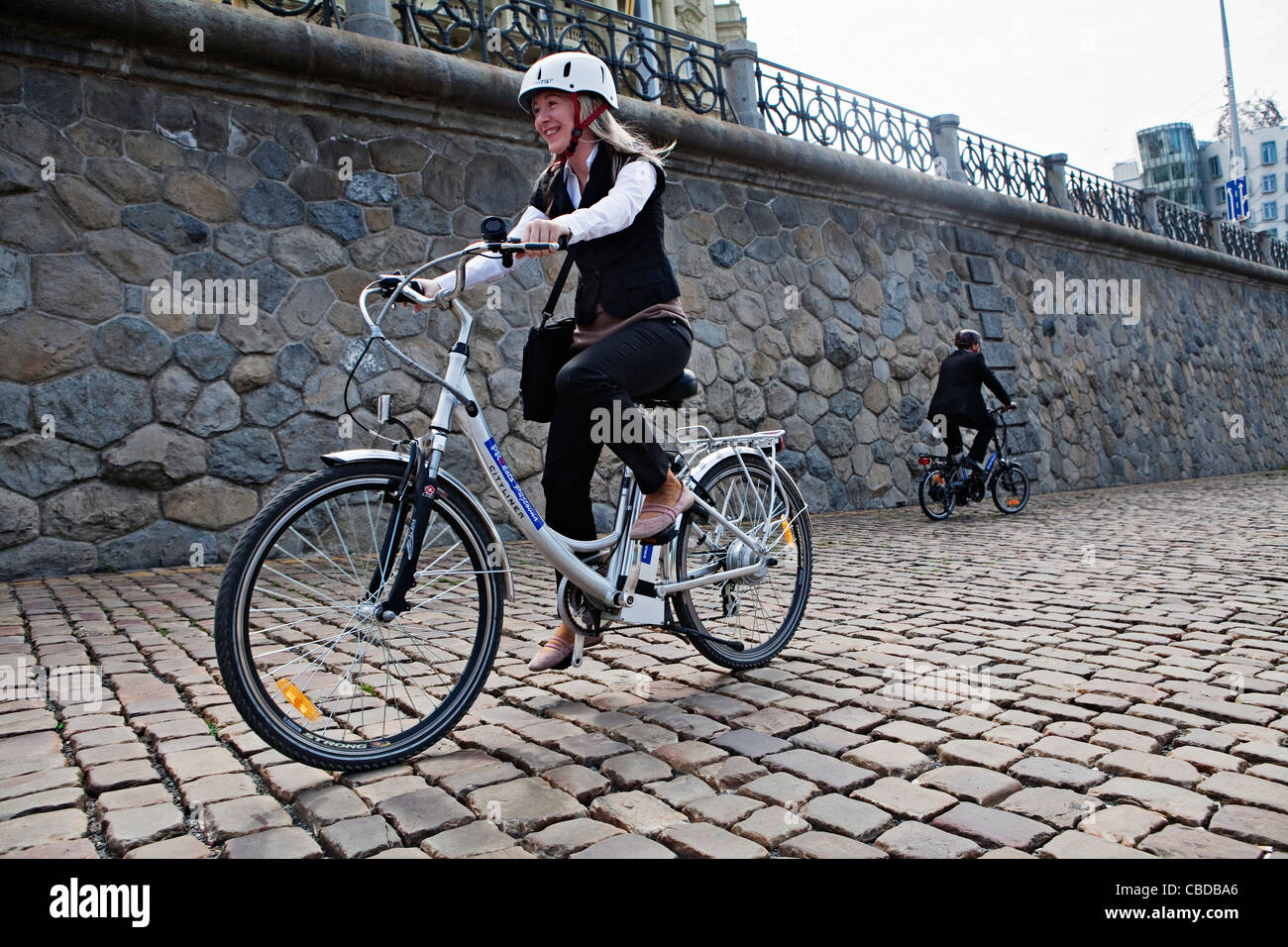 Elektrisches Fahrrad, angetrieben Elektro Fahrrad, Radfahrer, städtisch, Stadt, Verkehr. (CTK Foto/Josef Horazny) MODEL RELEASED, HERR Stockfoto
