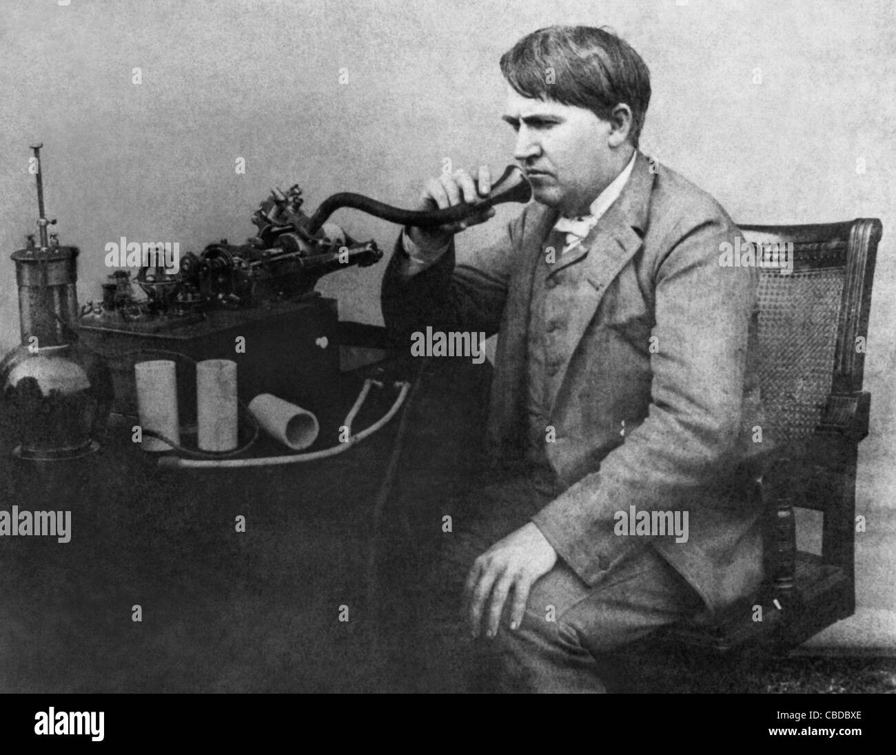 Vintage-Foto des amerikanischen Erfinders und Geschäftsmannes Thomas Alva Edison (1847 – 1931). Edison ist um 1892 mit einem frühen Phonographen-Gerät abgebildet. Stockfoto