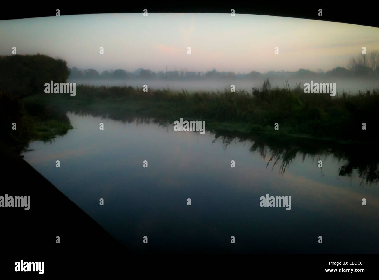 Dunst und Nebel über der Landschaft der Essex in England mit kaltem Wetter. Stockfoto