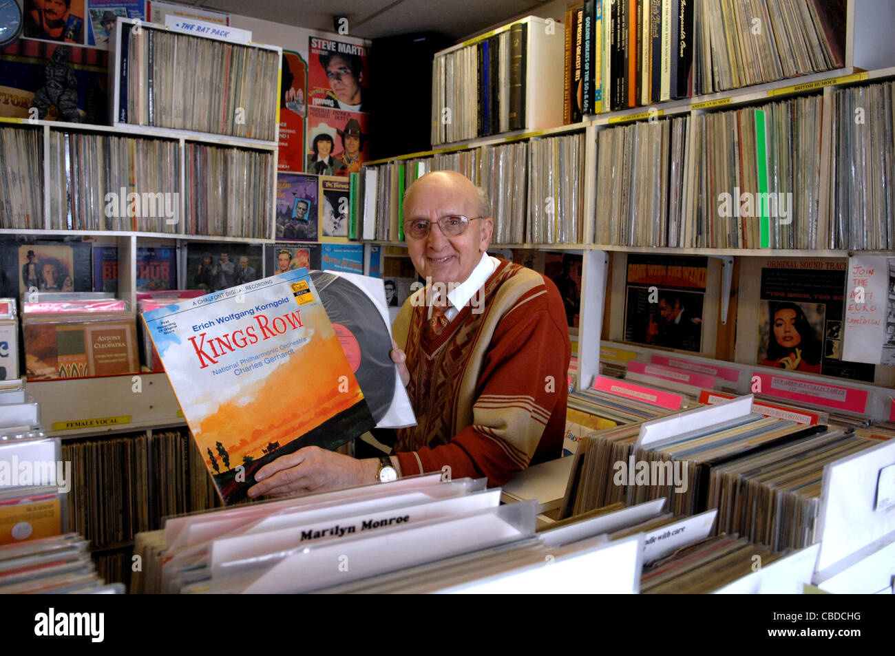 78 Jahre alte George Ginn an seinem berühmten shop The Record Album in der Nähe von Bahnhof von Brighton. George verkauft nur Vinyl-Schallplatten Stockfoto
