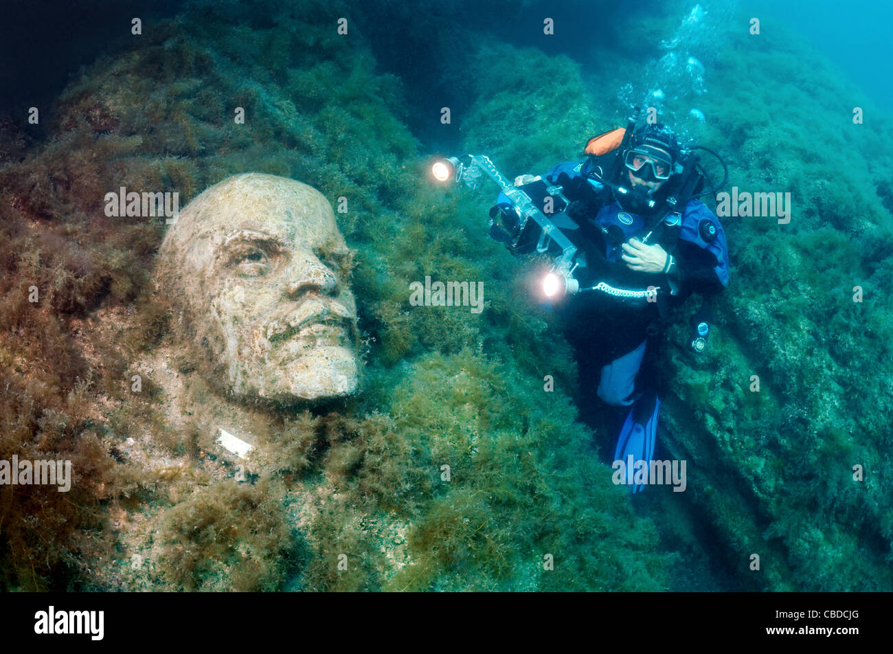 Underwater Videographer schießen Wladimir Iljitsch Uljanov Lenin Skulptur zum ersten in der Welt Unterwasser museum Leaders' Gasse oder sowjetischen Atlantis Stockfoto