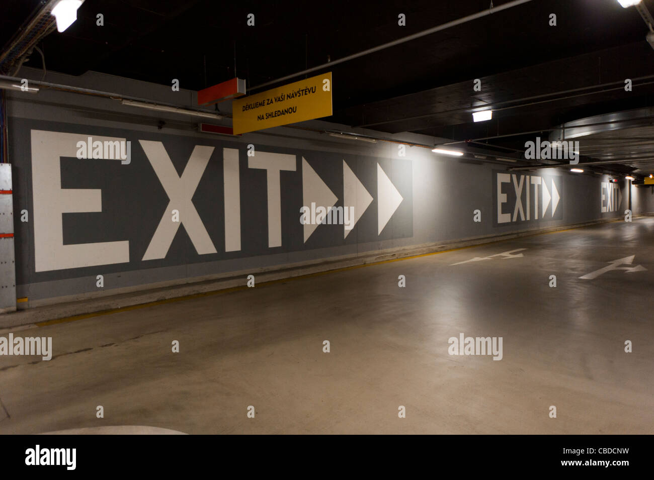Einem unterirdischen Parkplatz, Garage, am Einkaufszentrum Fenix Galerie Vysocanska in Prag, Tschechien. (CTK Foto/Rene Stockfoto