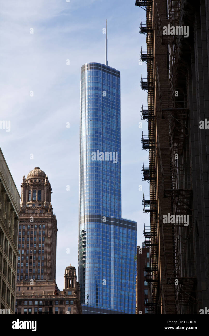 Trump International Tower-Blick von Süden auf Wabash Straße. Chicago, Illinois. Tele-Perspektive. Stockfoto