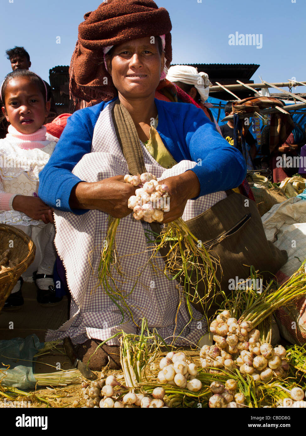 Indien, Meghalaya, Jaintia Hills, Ummulong Bazar, Khasi Frau Knoblauch und Ingwer Verkäufer in traditioneller Tracht Stockfoto