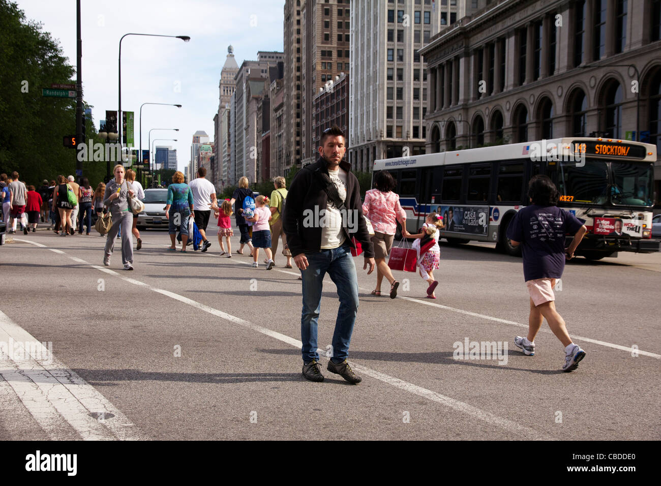 Fußgänger überqueren Randolph Street an Michigan Chicago Illinois Stockfoto