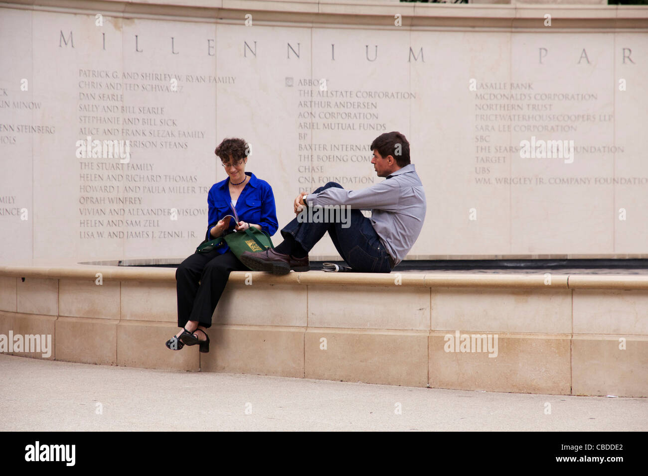Junger Mann und Frau am Peristyl Brunnen Millennium Park Chicago (Illinois) Stockfoto