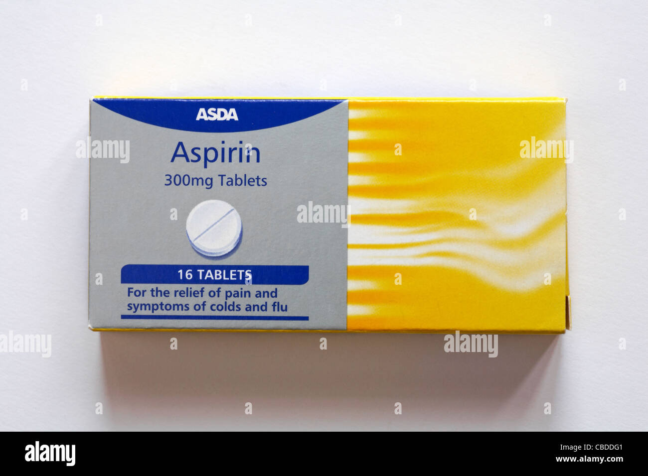 Packung Asda Aspirin Tabletten Schmerzlinderung isoliert auf weißem Hintergrund - zur Linderung von Schmerzen und Symptomen von Erkältungen und Grippe Stockfoto