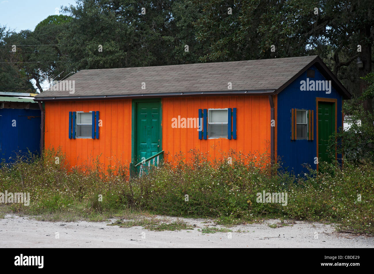 Teil eines verlassenen und verfallenen Schwimmhalle und komplexe in ländlichen Nord-Zentral-Florida-Bar. Stockfoto