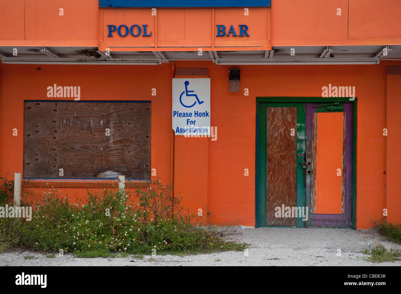 Verlassenen und verfallenen Schwimmhalle und Bar im ländlichen Norden-Zentral-Florida. Stockfoto