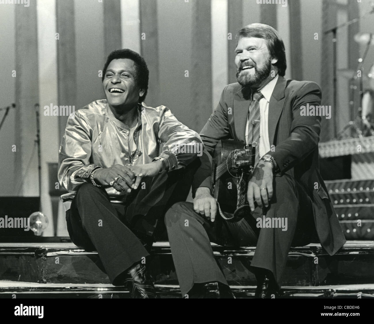 GLEN CAMPBELL uns Country-Musiker auf seiner US-TV-Show mit Gast Charlie Pride auf der linken Seite Stockfoto
