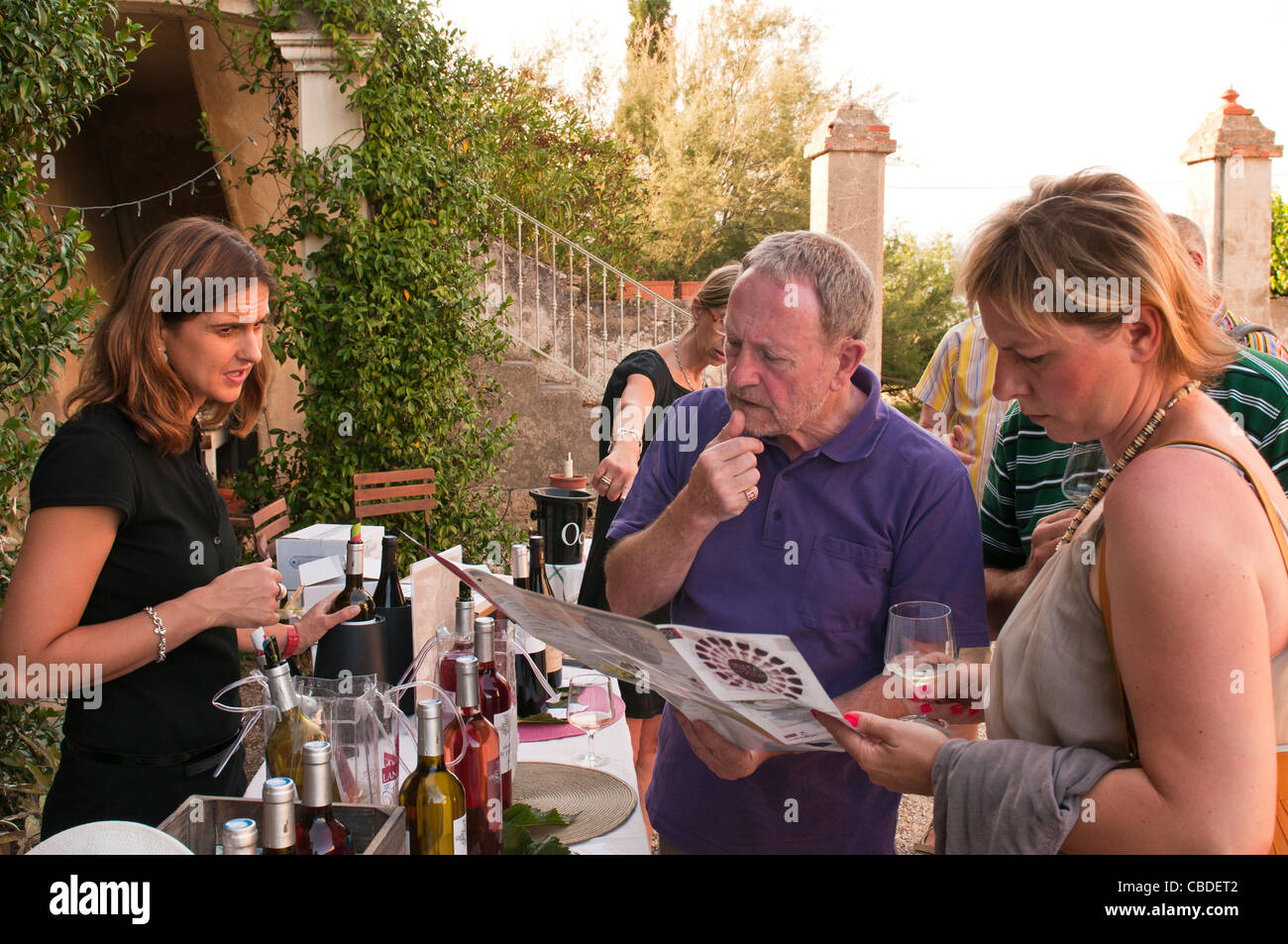 Weinprobe in einem Weingut in der Nähe von Gignac, Herault, Languedoc-Roussillon, Frankreich Stockfoto