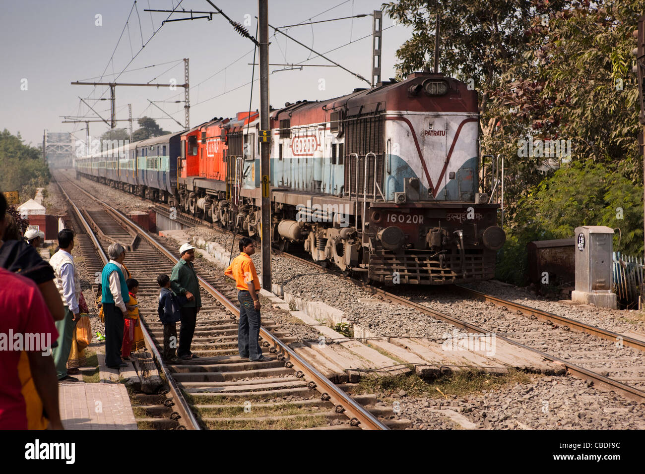 West-Bengalen, Kolkata, Indien, Dakshineswar Bahnhof, Passagiere warten trainieren von zwei Lokomotiven gezogen übergeben Stockfoto
