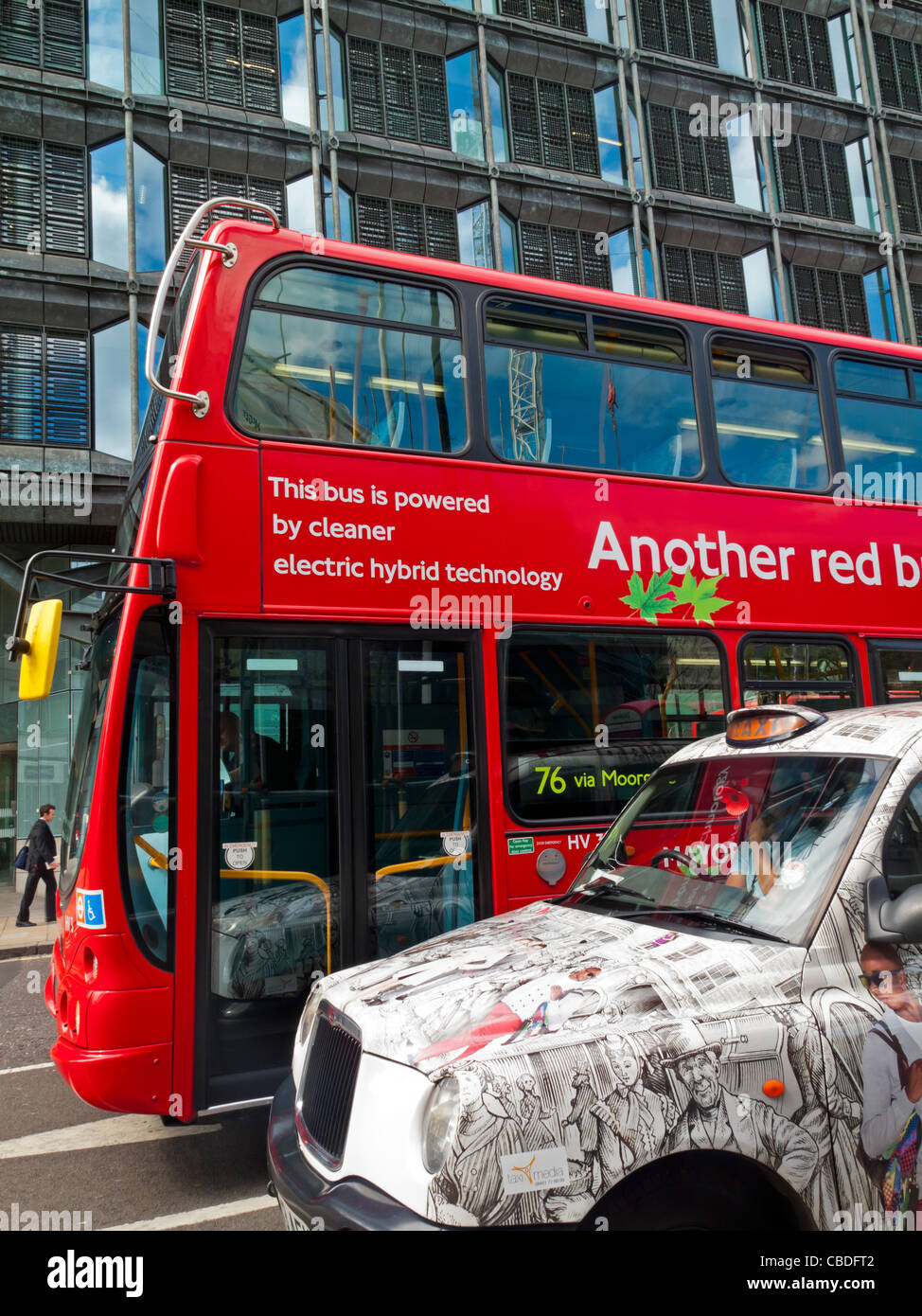 Elektro-Hybrid-Cleantech powered rote Passagier-Bus in die City of London UK mit Diesel angetrieben Taxi im Vordergrund Stockfoto
