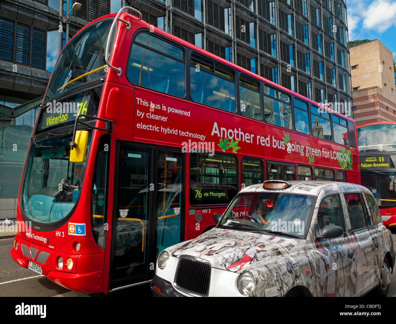 Elektro-Hybrid-Cleantech powered rote Passagier-Bus in die City of London UK mit Diesel angetrieben Taxi im Vordergrund Stockfoto