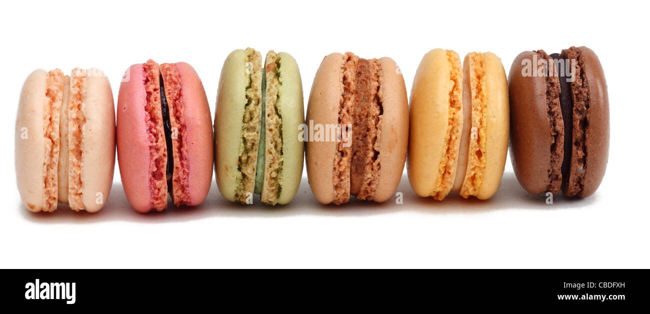 Reihe von bunten Macarons vor einem weißen Hintergrund. Stockfoto