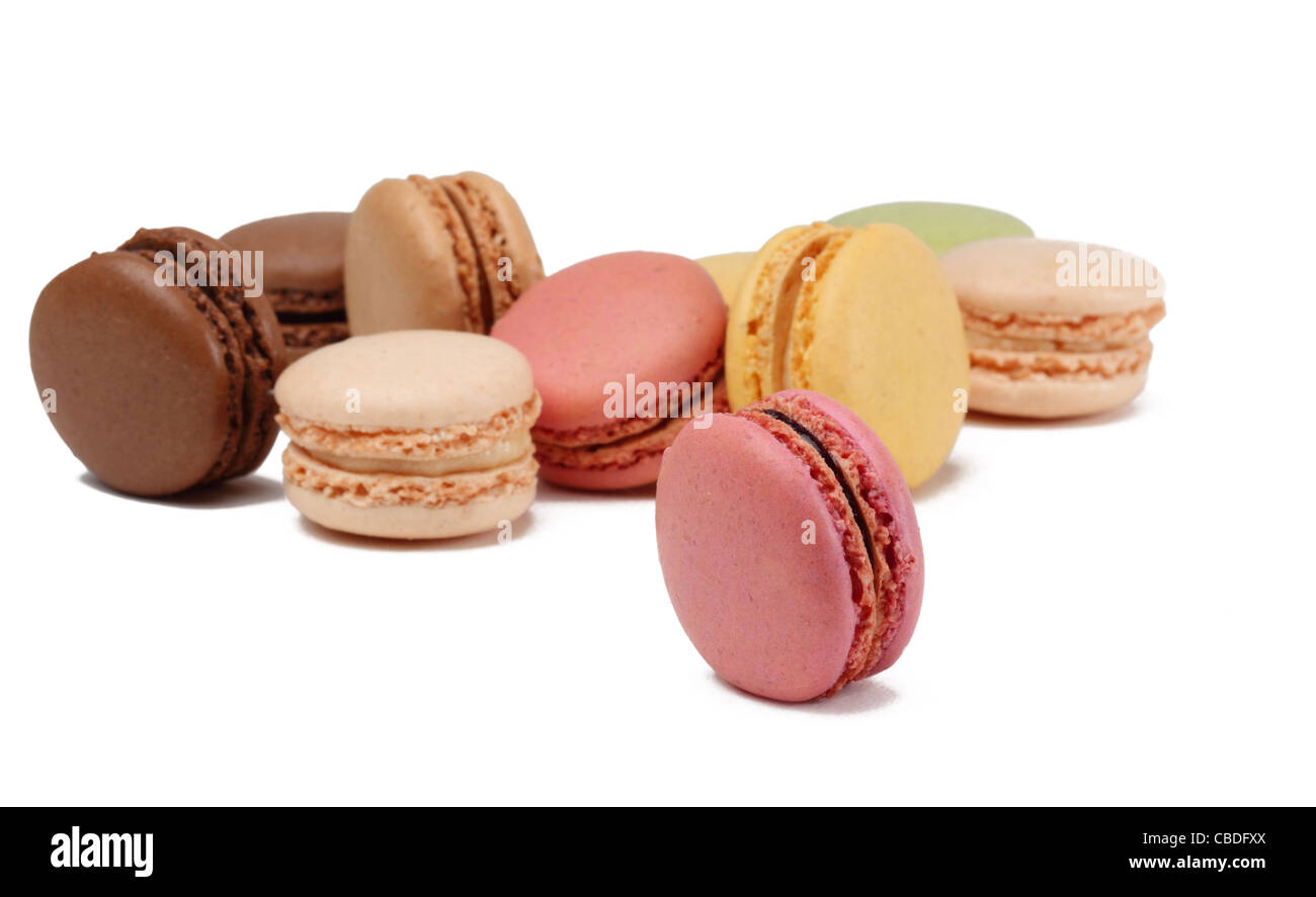 Bunte Macarons vor einem weißen Hintergrund. Selektiven Fokus auf das vertikale rosafarbene. Stockfoto