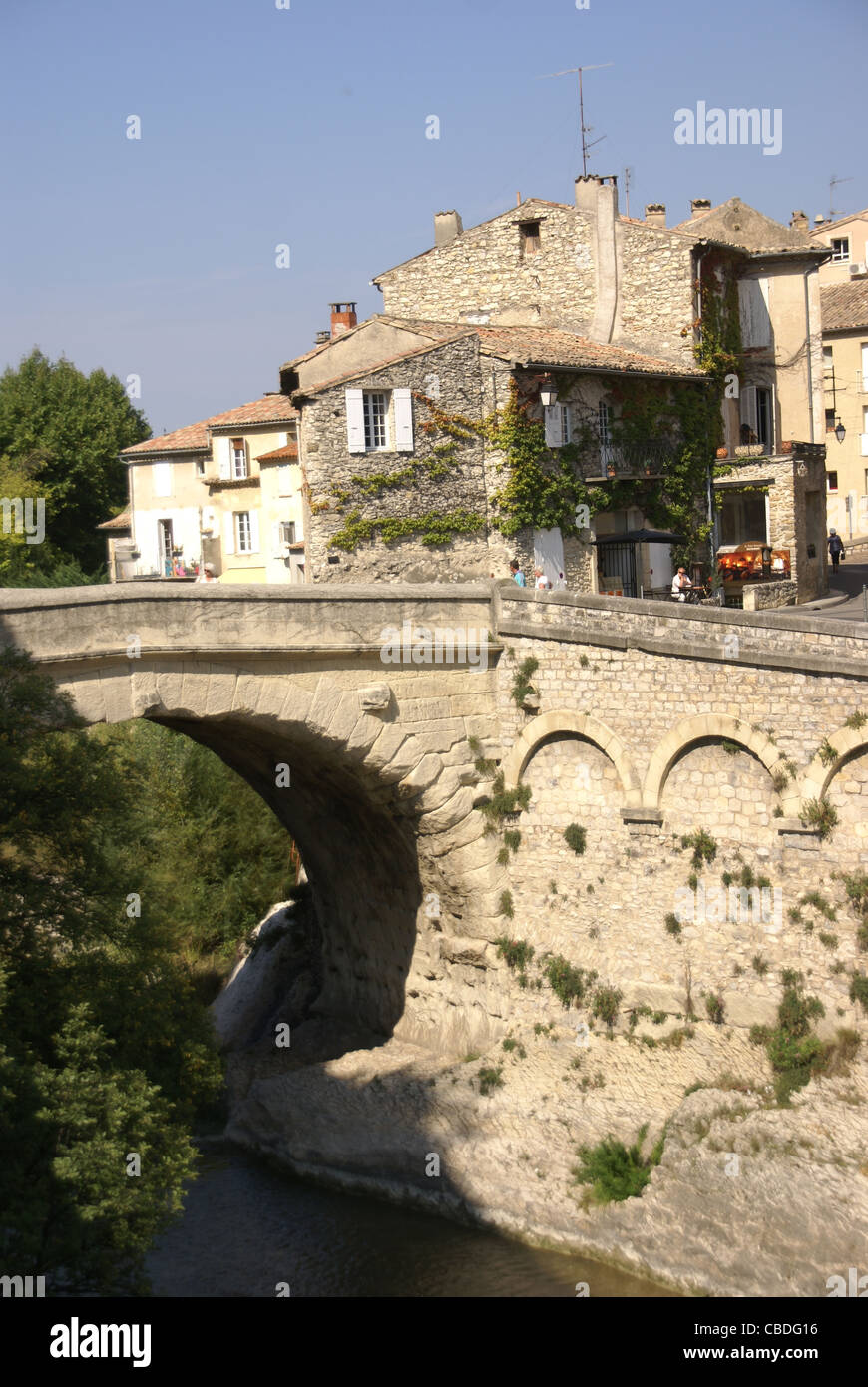 Römische Brücke und der mittelalterlichen Stadt, Vaison la Romaine, Frankreich Stockfoto