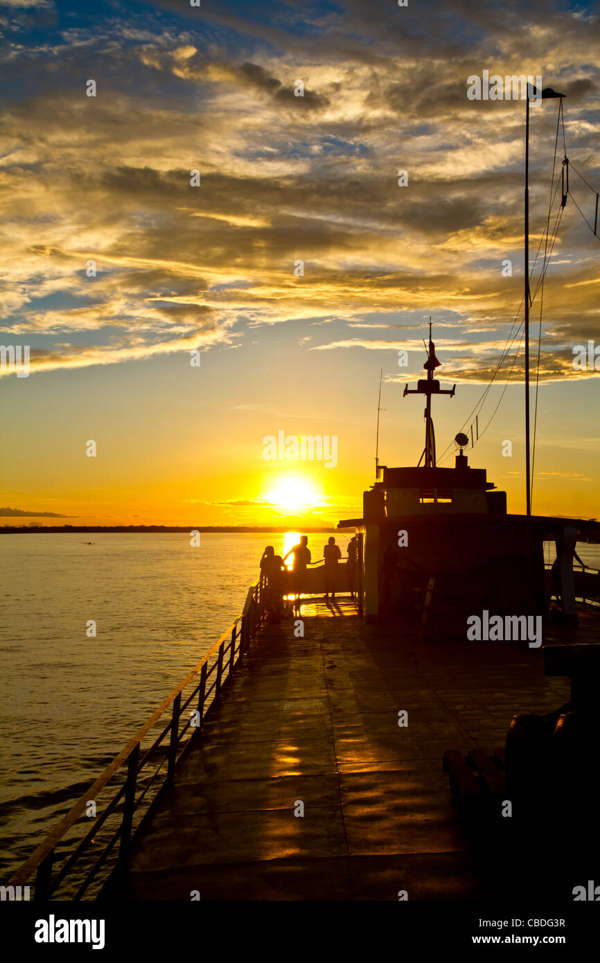 Einige Freunde genießen das letzte Licht auf dem Amazonas. Stockfoto