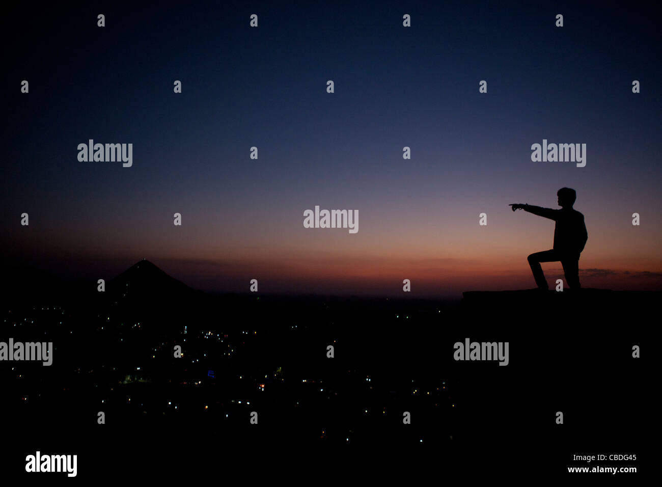 Sihouette eines indischen Mannes während des Sonnenuntergangs in Pushkar, Rajasthan, Indien. Stockfoto