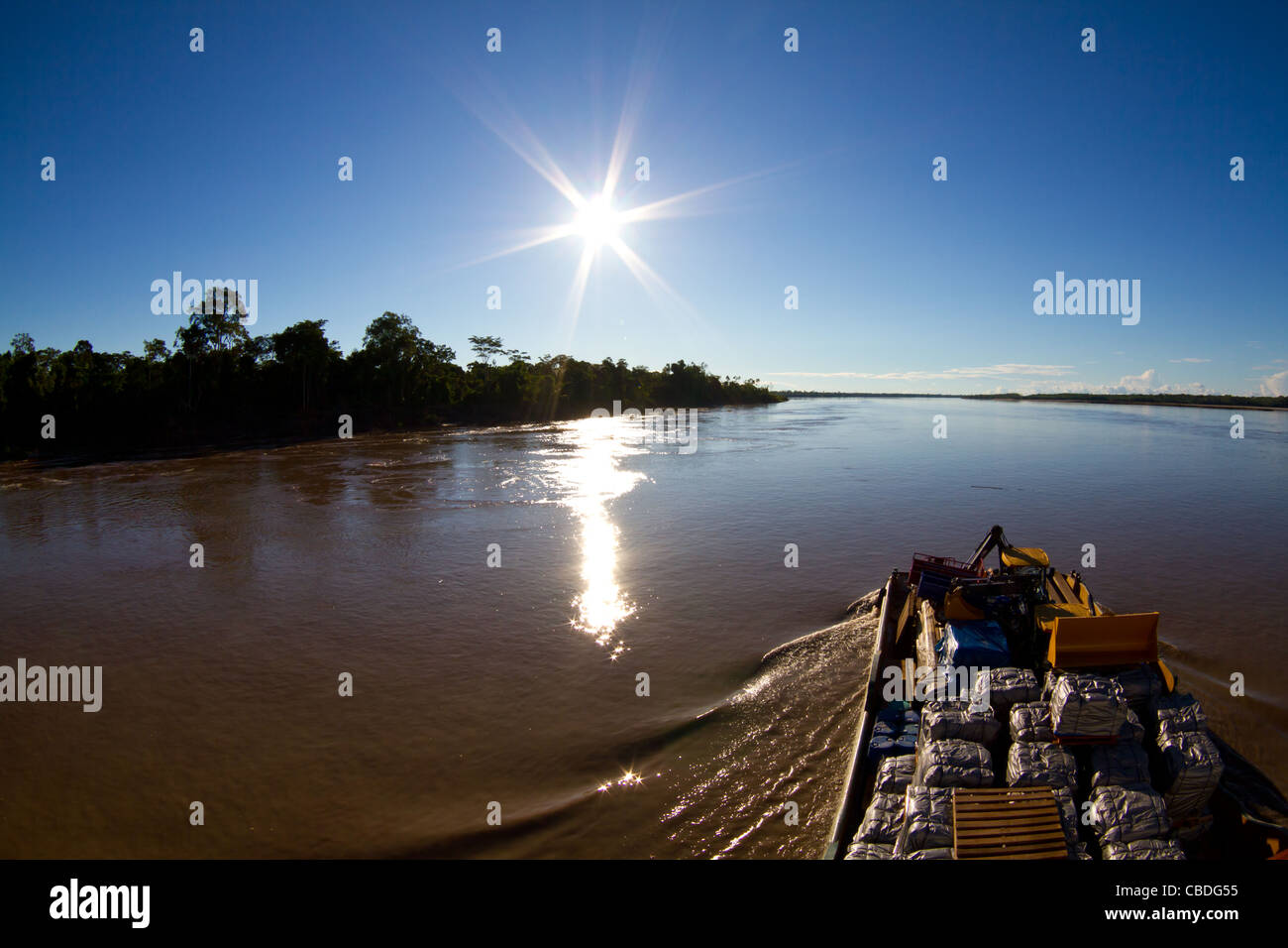 Eine großes Frachtschiff bewegt sich langsam auf dem Fluss Amazonas, seine Ladung zu entladen. Stockfoto