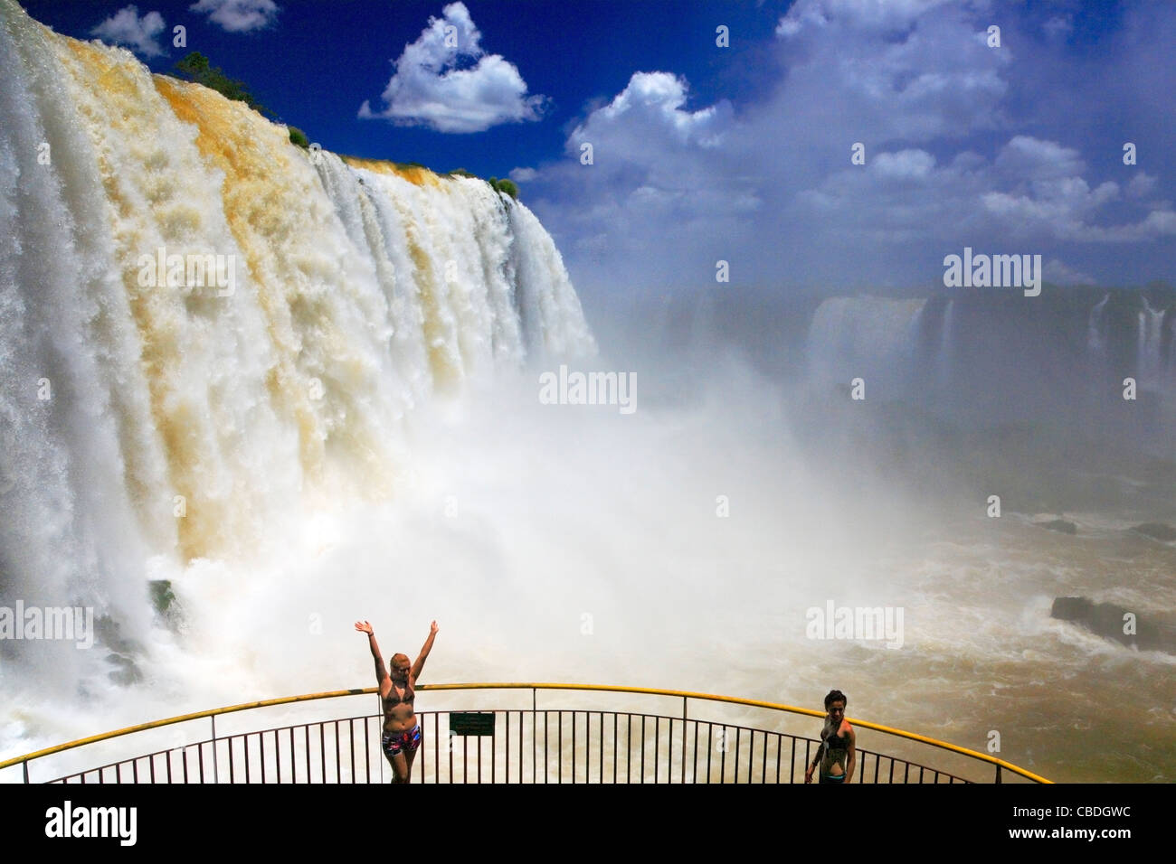 Iguazu Fälle, Iguazu Fluss entlang. Platziert in der Grenze zwischen Argentinien und Brasilien. Dies ist die brasilianische Seite. Stockfoto