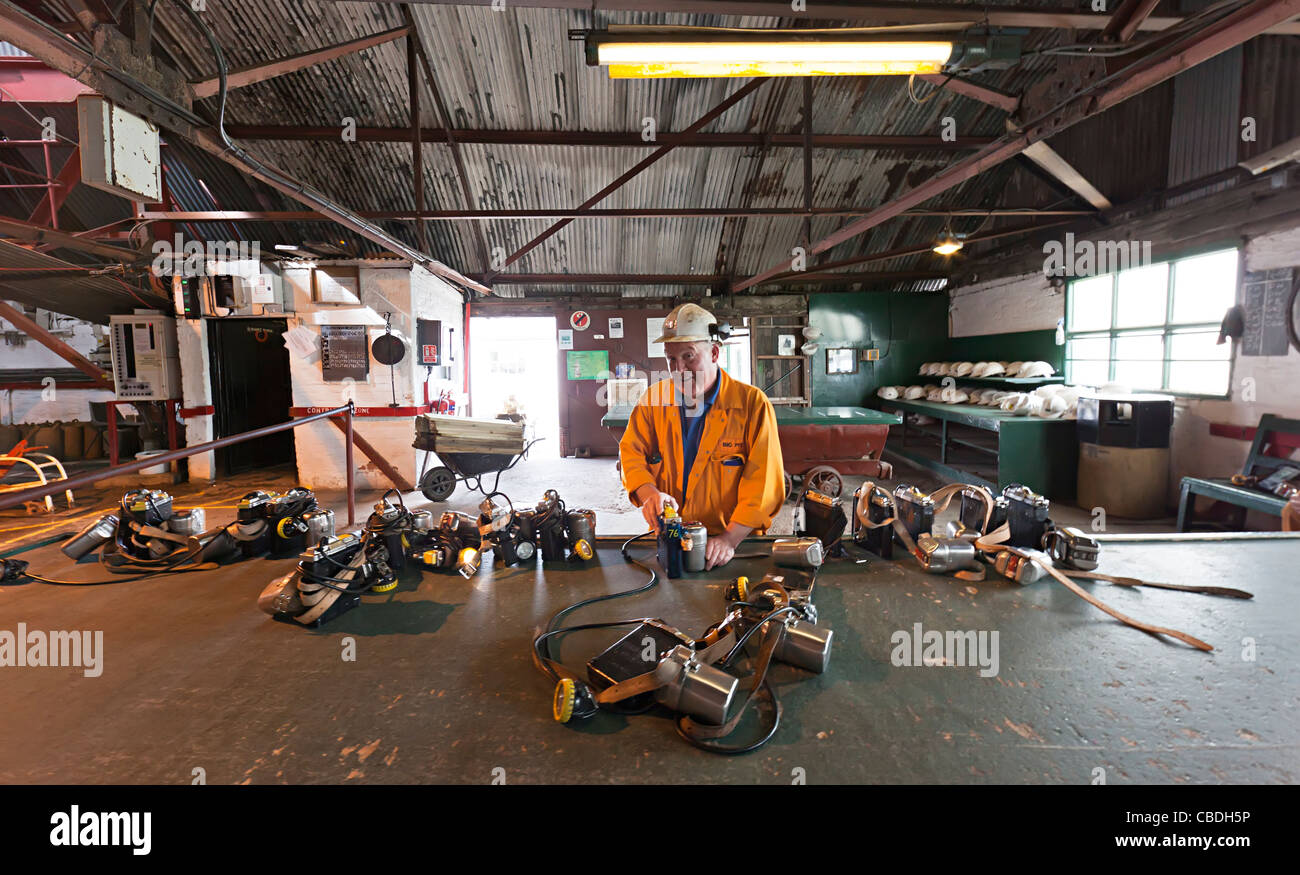 Bergarbeiter, die Arbeit an Lampen Big Pit Blaenavon Wales UK Stockfoto