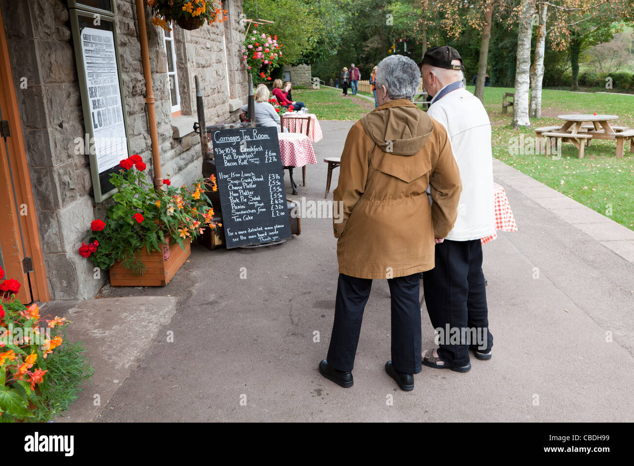 Zwei ältere Menschen lesen Menü Teestuben Wales UK Stockfoto