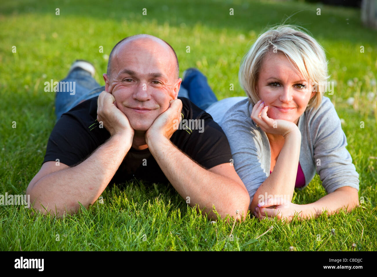 Glückliches Paar zusammen auf dem Rasen Stockfoto